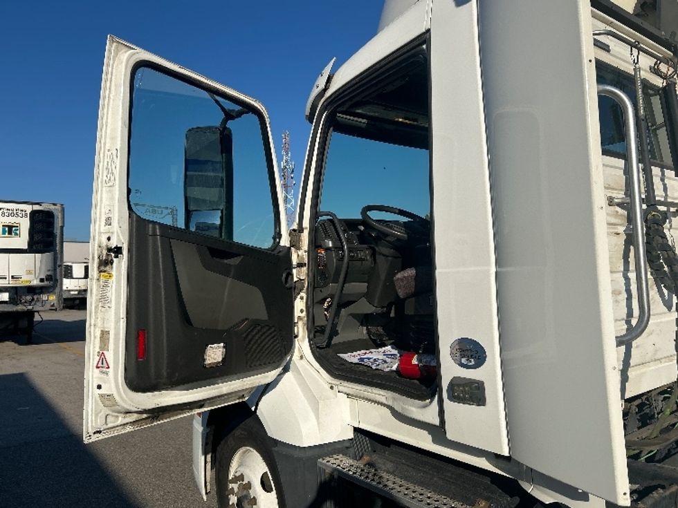 Day Cab Tractor-Heavy Duty Tractors-Volvo-2019-VNL64T300-Abbotsford-BC-237,367\n\t\tkm-$ 77,000 - Image 9