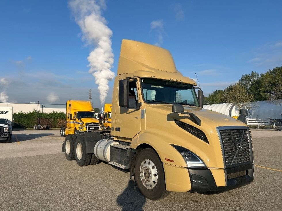 Day Cab Tractor-Heavy Duty Tractors-Volvo-2019-VNL64T300-Abbotsford-BC-356,609\n\t\tkm-$ 63,250 - Image 1