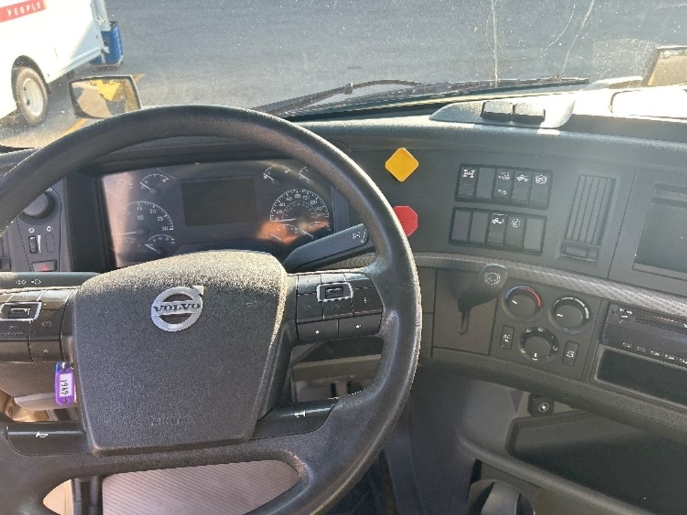 Day Cab Tractor-Heavy Duty Tractors-Volvo-2019-VNL64T300-Abbotsford-BC-356,609\n\t\tkm-$ 63,250 - Image 11