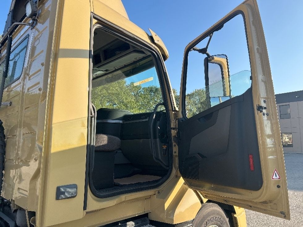 Day Cab Tractor-Heavy Duty Tractors-Volvo-2019-VNL64T300-Abbotsford-BC-356,609\n\t\tkm-$ 63,250 - Image 12