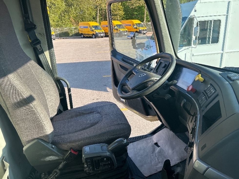 Day Cab Tractor-Heavy Duty Tractors-Volvo-2019-VNL64T300-Abbotsford-BC-356,609\n\t\tkm-$ 63,250 - Image 14