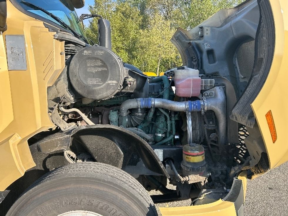 Day Cab Tractor-Heavy Duty Tractors-Volvo-2019-VNL64T300-Abbotsford-BC-356,609\n\t\tkm-$ 63,250 - Image 15