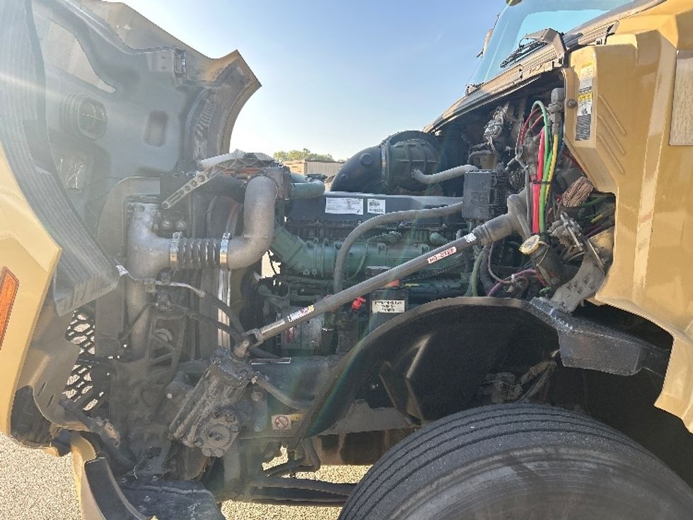 Day Cab Tractor-Heavy Duty Tractors-Volvo-2019-VNL64T300-Abbotsford-BC-356,609\n\t\tkm-$ 63,250 - Image 16