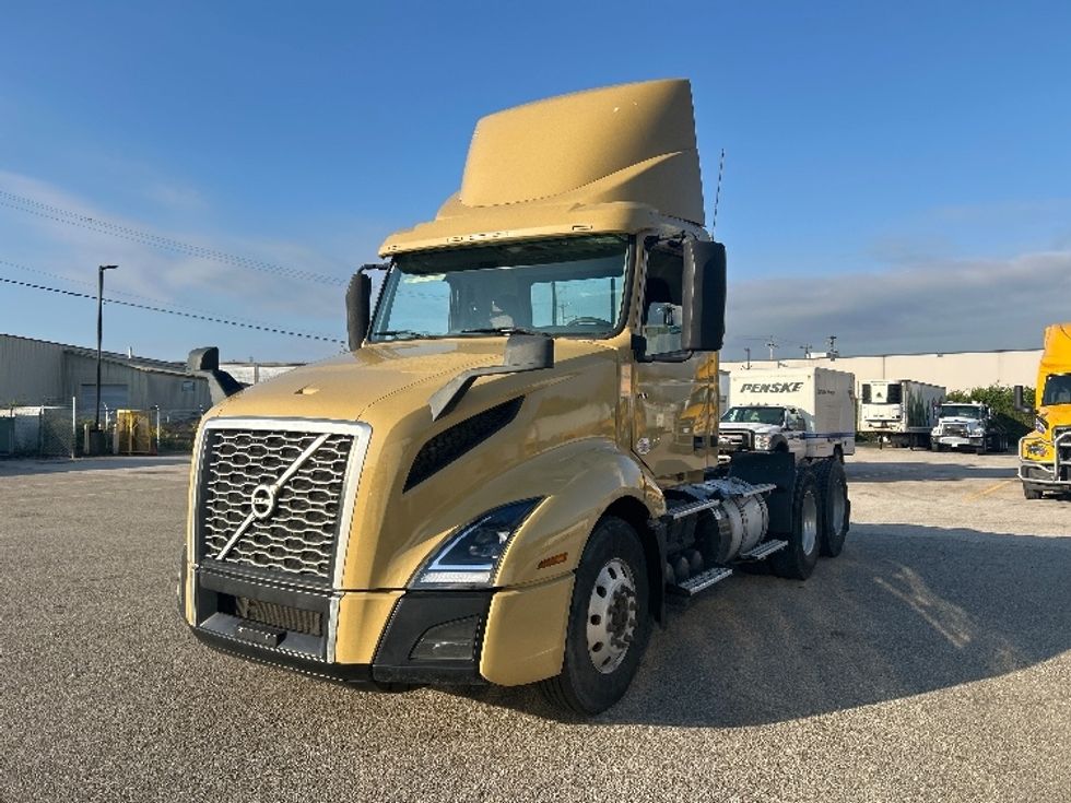 Day Cab Tractor-Heavy Duty Tractors-Volvo-2019-VNL64T300-Abbotsford-BC-356,609\n\t\tkm-$ 63,250 - Image 3