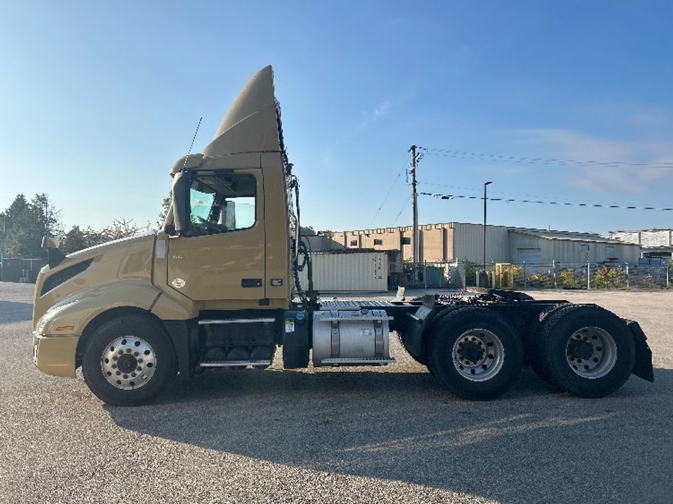 Day Cab Tractor-Heavy Duty Tractors-Volvo-2019-VNL64T300-Abbotsford-BC-356,609\n\t\tkm-$ 63,250 - Image 4