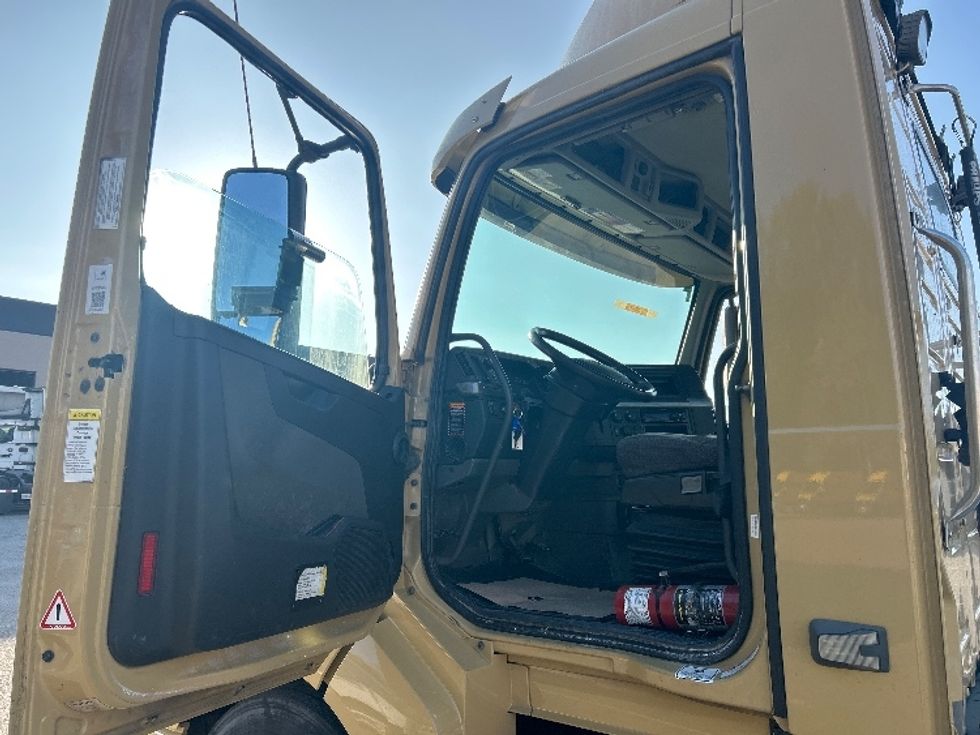Day Cab Tractor-Heavy Duty Tractors-Volvo-2019-VNL64T300-Abbotsford-BC-356,609\n\t\tkm-$ 63,250 - Image 9