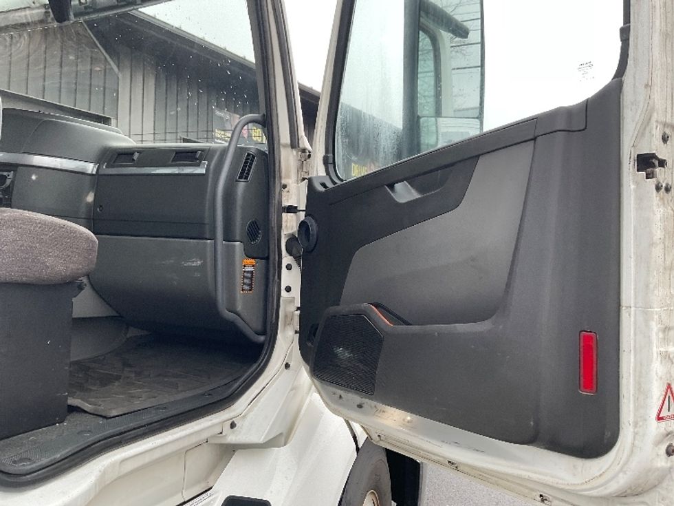 Day Cab Tractor-Heavy Duty Tractors-Volvo-2019-VNL64T300-Albany-NY-514,856\n\t\tmiles-$ 32,250 - Image 12