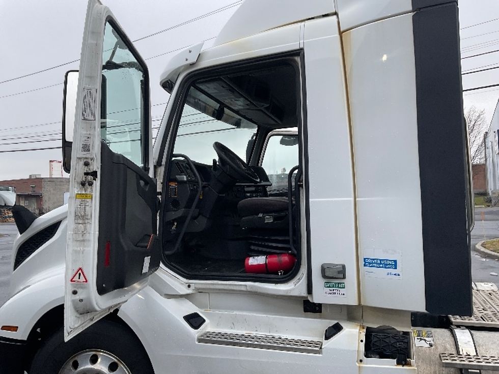 Day Cab Tractor-Heavy Duty Tractors-Volvo-2019-VNL64T300-Albany-NY-514,856\n\t\tmiles-$ 32,250 - Image 9