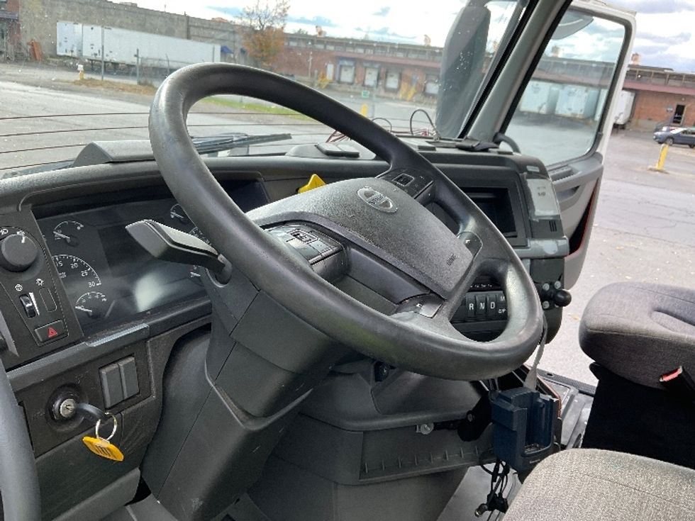 Day Cab Tractor-Heavy Duty Tractors-Volvo-2019-VNL64T300-Albany-NY-571,358\n\t\tmiles-$ 27,750 - Image 10