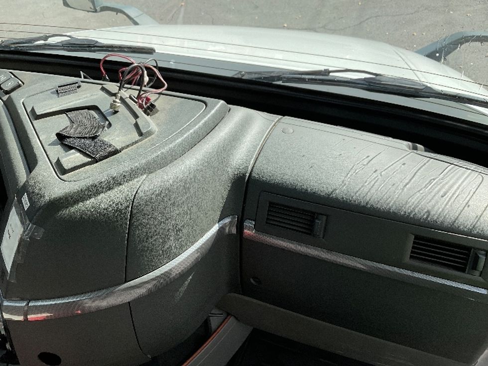 Day Cab Tractor-Heavy Duty Tractors-Volvo-2019-VNL64T300-Albany-NY-571,358\n\t\tmiles-$ 27,750 - Image 13