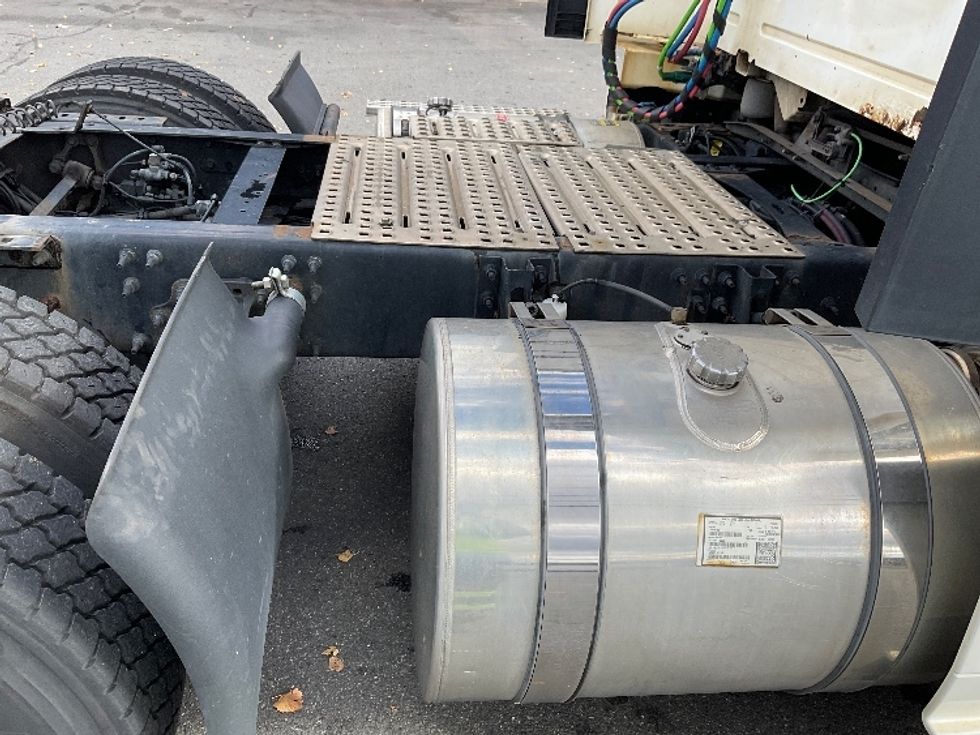 Day Cab Tractor-Heavy Duty Tractors-Volvo-2019-VNL64T300-Albany-NY-571,358\n\t\tmiles-$ 27,750 - Image 18