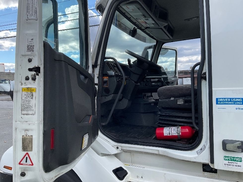 Day Cab Tractor-Heavy Duty Tractors-Volvo-2019-VNL64T300-Albany-NY-571,358\n\t\tmiles-$ 27,750 - Image 9