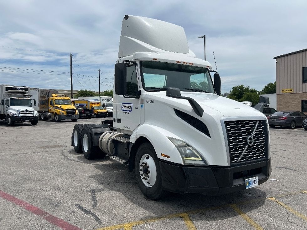 Day Cab Tractor-Heavy Duty Tractors-Volvo-2019-VNL64T300-Austin-TX-579,387\n\t\tmiles-$ 32,250 - Image 1