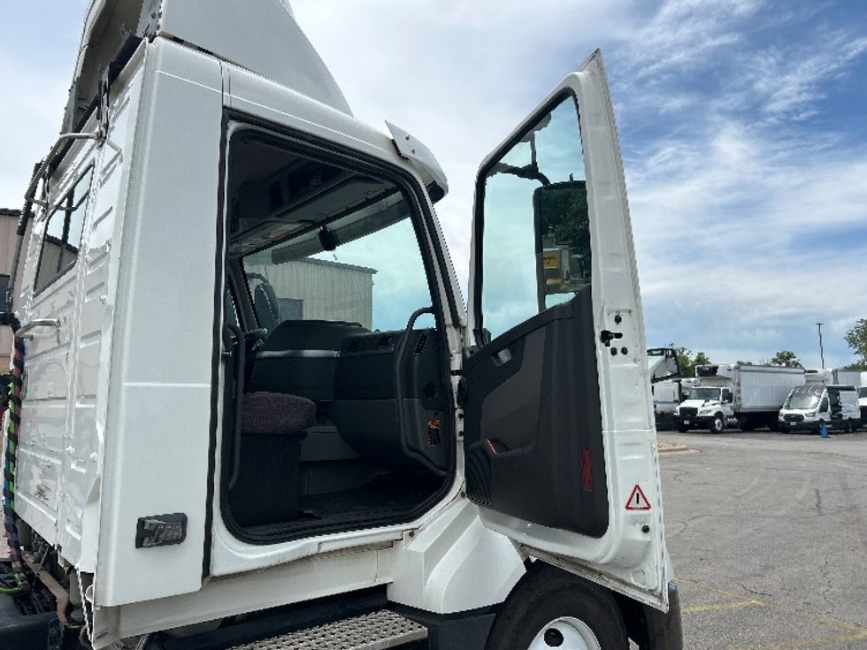 Day Cab Tractor-Heavy Duty Tractors-Volvo-2019-VNL64T300-Austin-TX-579,387\n\t\tmiles-$ 32,250 - Image 12