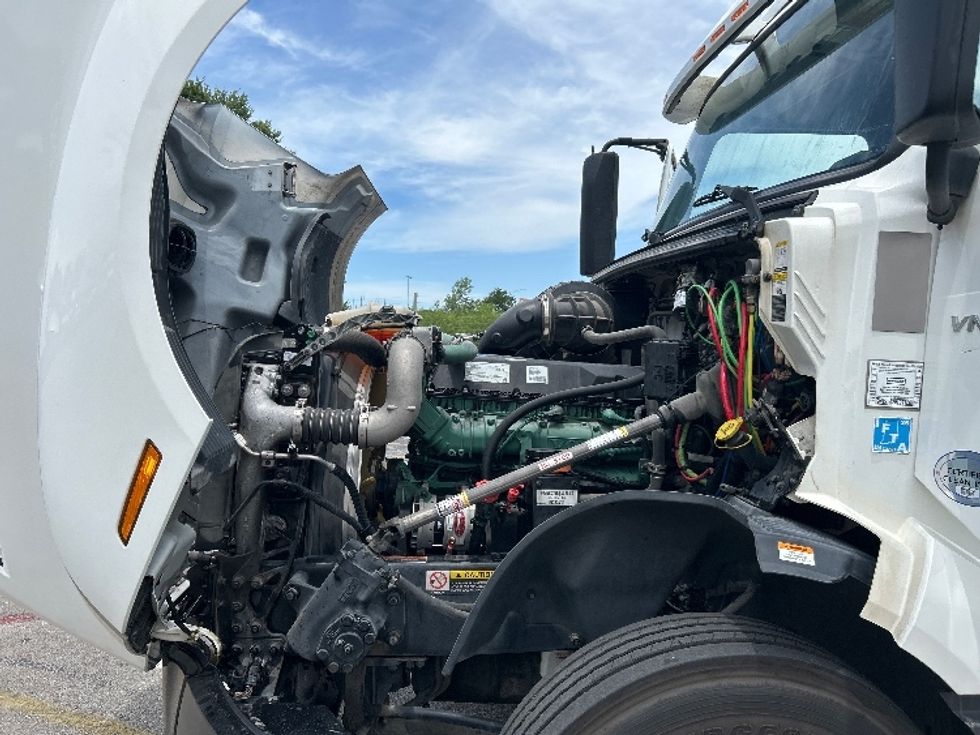 Day Cab Tractor-Heavy Duty Tractors-Volvo-2019-VNL64T300-Austin-TX-579,387\n\t\tmiles-$ 32,250 - Image 16