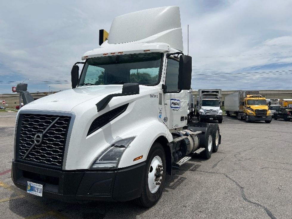 Day Cab Tractor-Heavy Duty Tractors-Volvo-2019-VNL64T300-Austin-TX-579,387\n\t\tmiles-$ 32,250 - Image 3