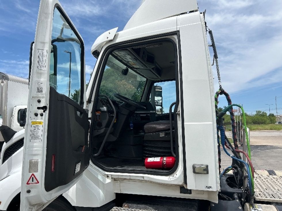 Day Cab Tractor-Heavy Duty Tractors-Volvo-2019-VNL64T300-Austin-TX-579,387\n\t\tmiles-$ 32,250 - Image 9