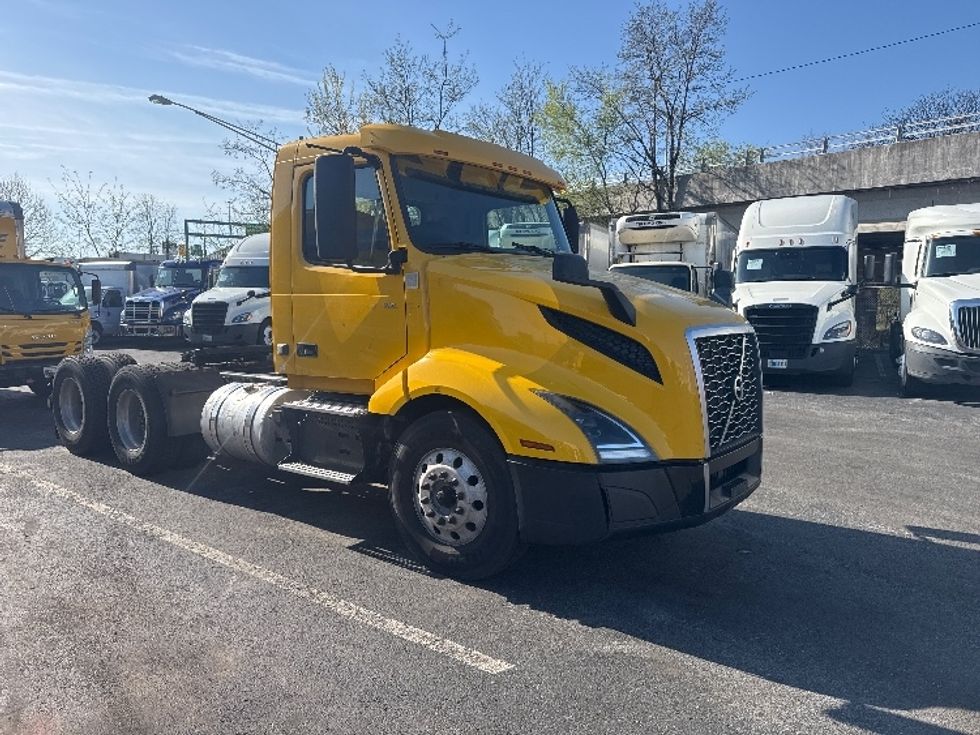 Day Cab Tractor-Heavy Duty Tractors-Volvo-2019-VNL64T300-Baltimore-MD-245,989\n\t\tmiles-$ 47,500 - Image 1