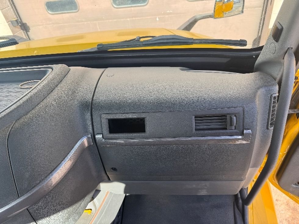 Day Cab Tractor-Heavy Duty Tractors-Volvo-2019-VNL64T300-Baltimore-MD-245,989\n\t\tmiles-$ 47,500 - Image 12
