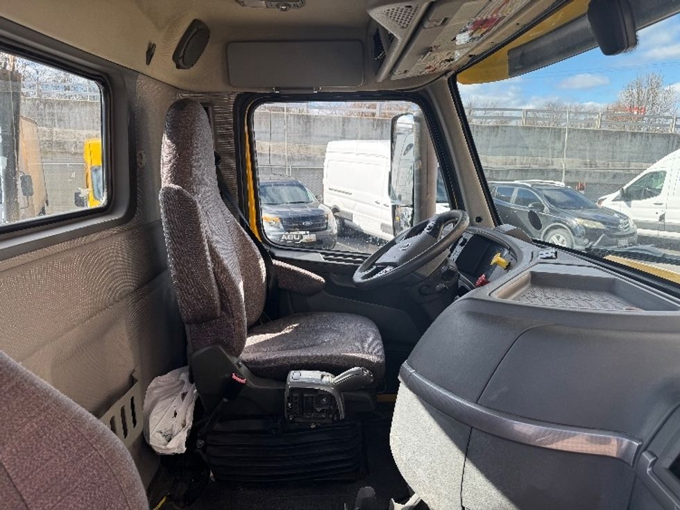 Day Cab Tractor-Heavy Duty Tractors-Volvo-2019-VNL64T300-Baltimore-MD-245,989\n\t\tmiles-$ 47,500 - Image 13
