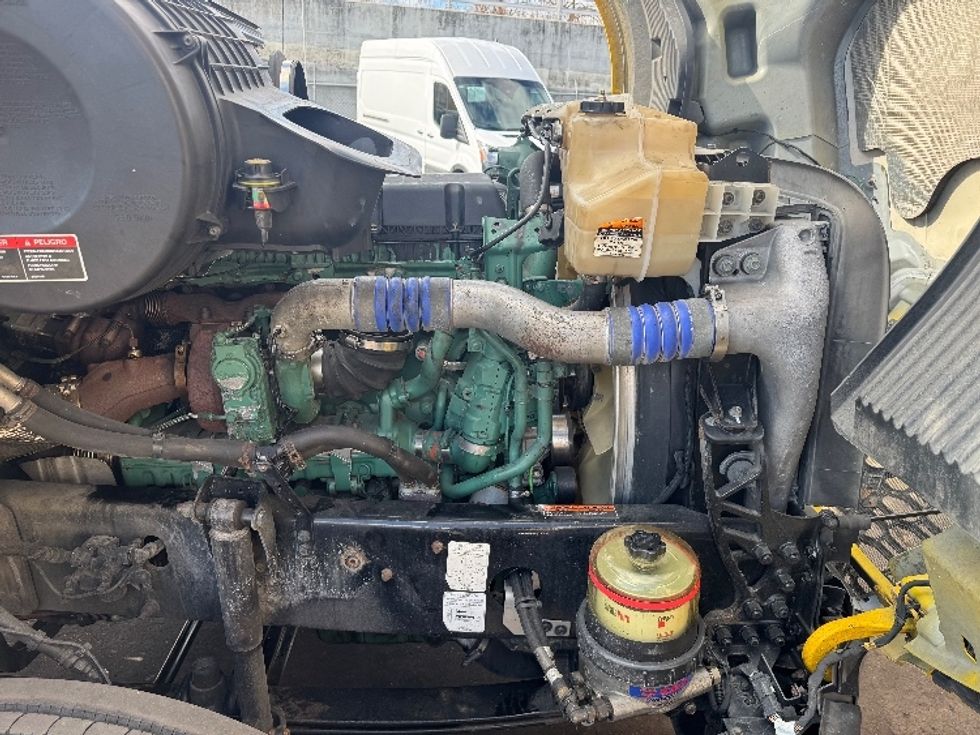 Day Cab Tractor-Heavy Duty Tractors-Volvo-2019-VNL64T300-Baltimore-MD-245,989\n\t\tmiles-$ 47,500 - Image 14