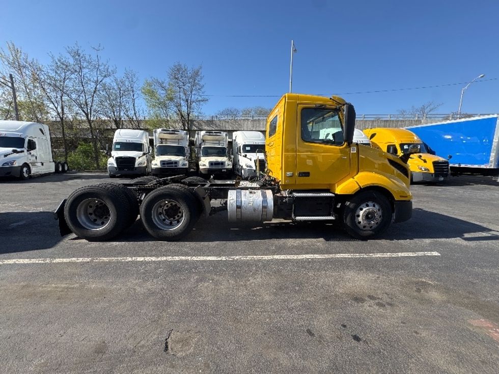 Day Cab Tractor-Heavy Duty Tractors-Volvo-2019-VNL64T300-Baltimore-MD-245,989\n\t\tmiles-$ 47,500 - Image 8