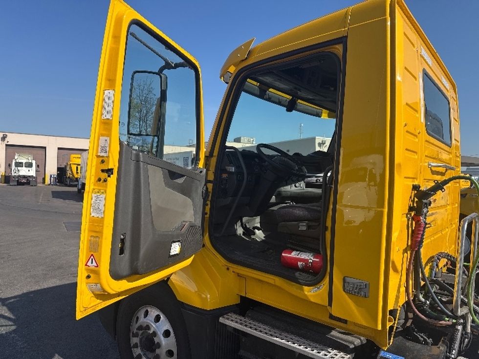 Day Cab Tractor-Heavy Duty Tractors-Volvo-2019-VNL64T300-Baltimore-MD-245,989\n\t\tmiles-$ 47,500 - Image 9
