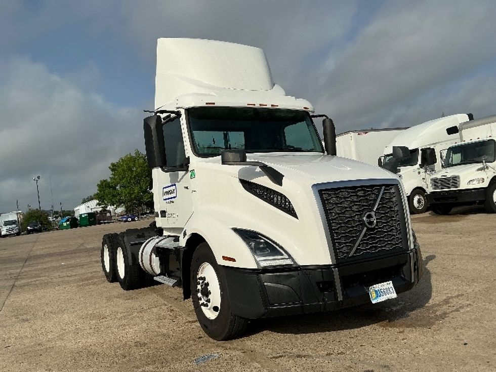 Day Cab Tractor-Heavy Duty Tractors-Volvo-2019-VNL64T300-Baton Rouge-LA-285,130\n\t\tmiles-$ 49,750 - Image 1