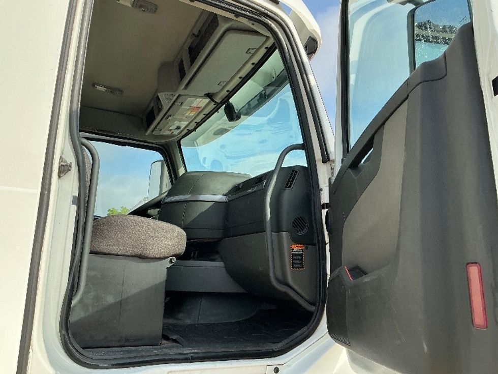 Day Cab Tractor-Heavy Duty Tractors-Volvo-2019-VNL64T300-Baton Rouge-LA-285,130\n\t\tmiles-$ 49,750 - Image 12