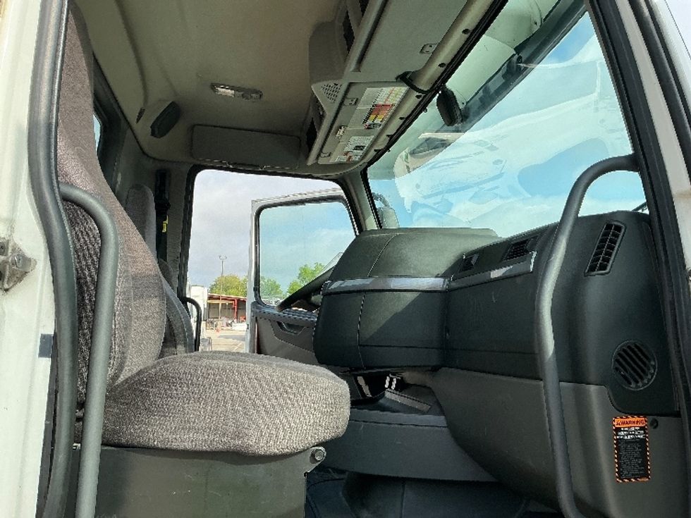 Day Cab Tractor-Heavy Duty Tractors-Volvo-2019-VNL64T300-Baton Rouge-LA-285,130\n\t\tmiles-$ 49,750 - Image 14