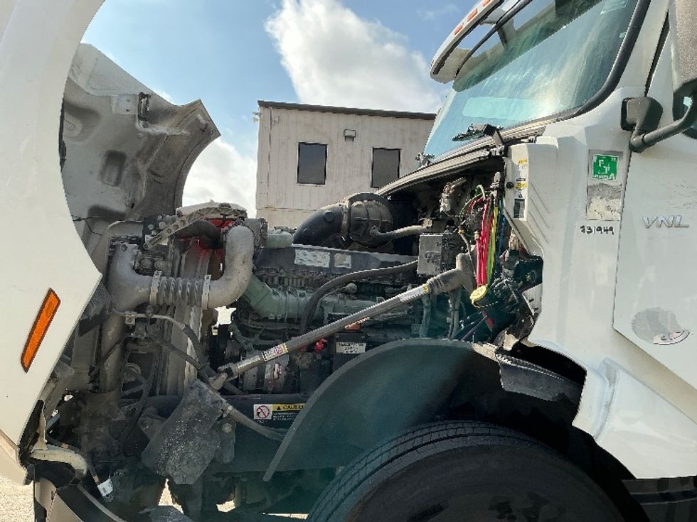 Day Cab Tractor-Heavy Duty Tractors-Volvo-2019-VNL64T300-Baton Rouge-LA-285,130\n\t\tmiles-$ 49,750 - Image 16