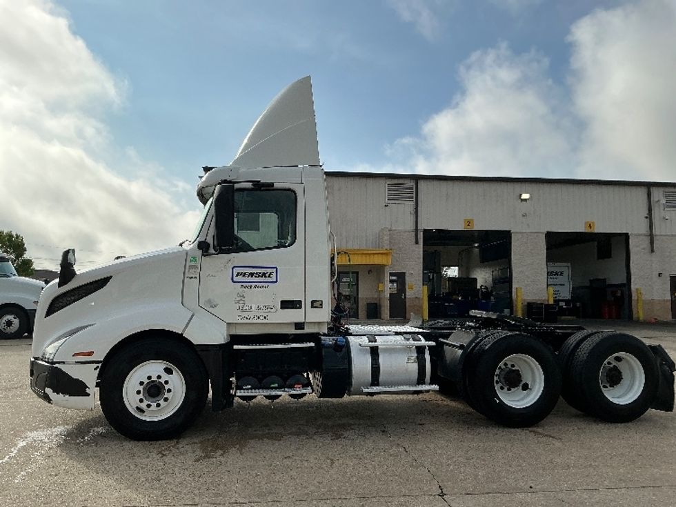 Day Cab Tractor-Heavy Duty Tractors-Volvo-2019-VNL64T300-Baton Rouge-LA-285,130\n\t\tmiles-$ 49,750 - Image 4
