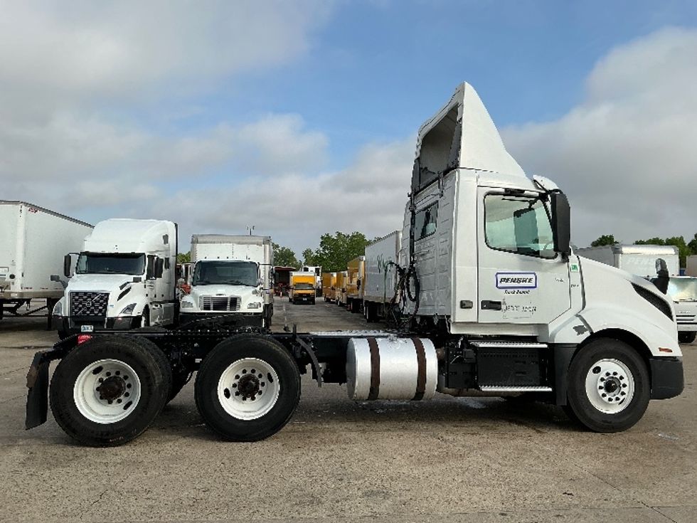 Day Cab Tractor-Heavy Duty Tractors-Volvo-2019-VNL64T300-Baton Rouge-LA-285,130\n\t\tmiles-$ 49,750 - Image 8