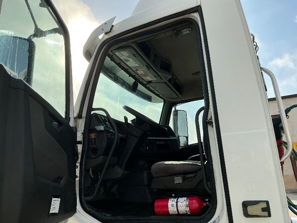 Day Cab Tractor-Heavy Duty Tractors-Volvo-2019-VNL64T300-Baton Rouge-LA-285,130\n\t\tmiles-$ 49,750 - Image 9