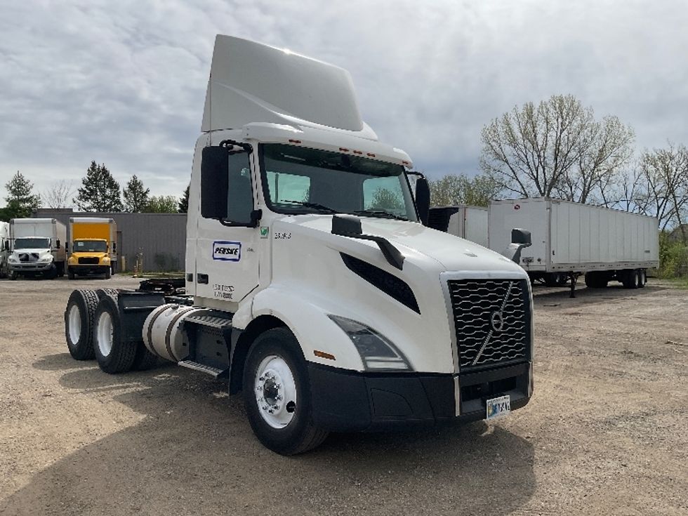 Day Cab Tractor-Heavy Duty Tractors-Volvo-2019-VNL64T300-Brooklyn Park-MN-419,879\n\t\tmiles-$ 42,500 - Image 1