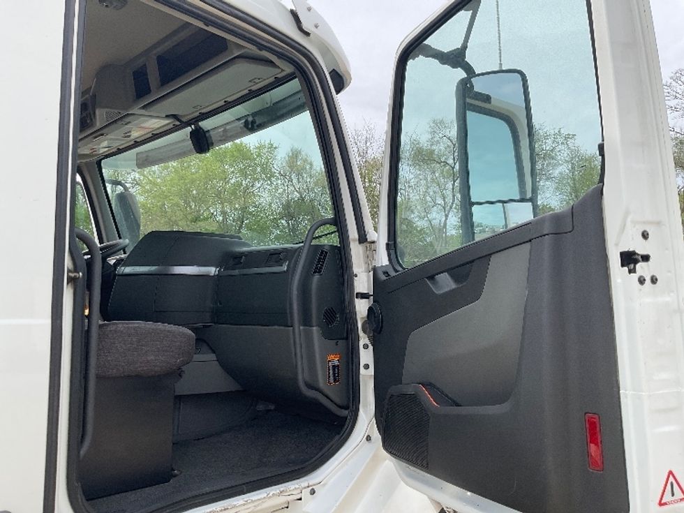 Day Cab Tractor-Heavy Duty Tractors-Volvo-2019-VNL64T300-Brooklyn Park-MN-419,879\n\t\tmiles-$ 42,500 - Image 12
