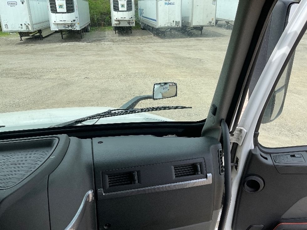 Day Cab Tractor-Heavy Duty Tractors-Volvo-2019-VNL64T300-Brooklyn Park-MN-419,879\n\t\tmiles-$ 42,500 - Image 13