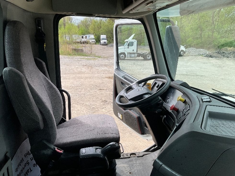Day Cab Tractor-Heavy Duty Tractors-Volvo-2019-VNL64T300-Brooklyn Park-MN-419,879\n\t\tmiles-$ 42,500 - Image 14