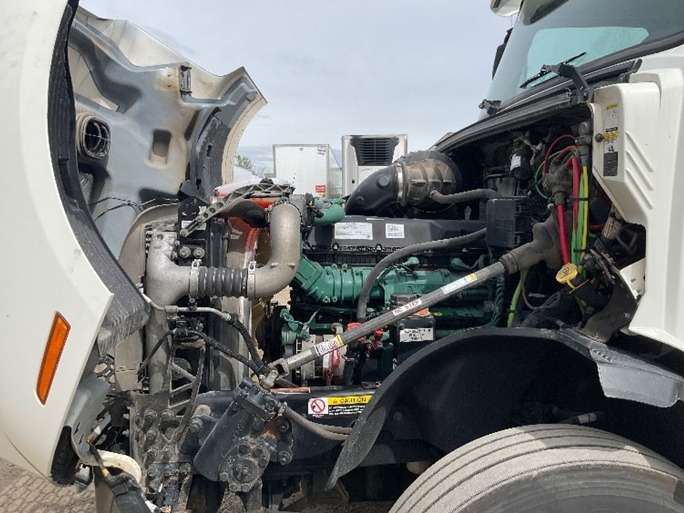 Day Cab Tractor-Heavy Duty Tractors-Volvo-2019-VNL64T300-Brooklyn Park-MN-419,879\n\t\tmiles-$ 42,500 - Image 16