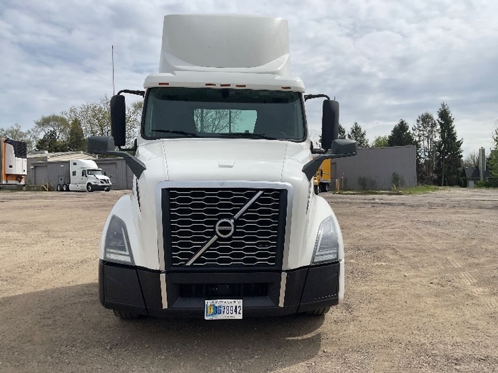 Day Cab Tractor-Heavy Duty Tractors-Volvo-2019-VNL64T300-Brooklyn Park-MN-419,879\n\t\tmiles-$ 42,500 - Image 2