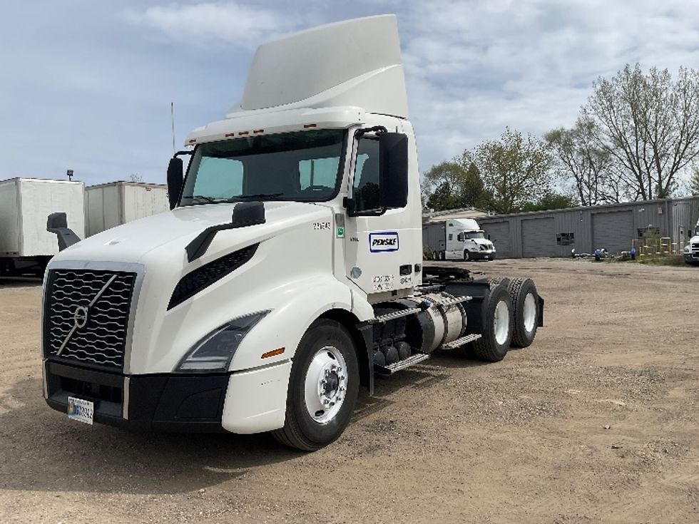 Day Cab Tractor-Heavy Duty Tractors-Volvo-2019-VNL64T300-Brooklyn Park-MN-419,879\n\t\tmiles-$ 42,500 - Image 3