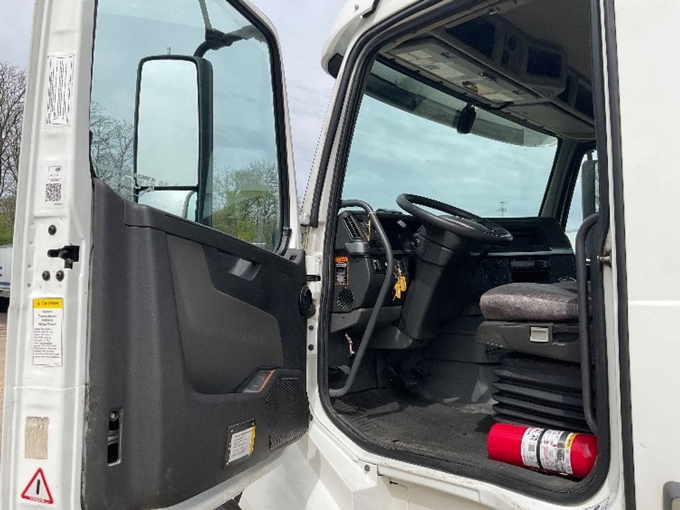 Day Cab Tractor-Heavy Duty Tractors-Volvo-2019-VNL64T300-Brooklyn Park-MN-419,879\n\t\tmiles-$ 42,500 - Image 9