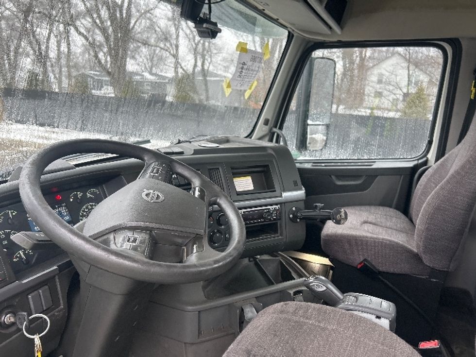 Day Cab Tractor-Heavy Duty Tractors-Volvo-2019-VNL64T300-Byron Center-MI-463,762\n\t\tmiles-$ 35,250 - Image 10