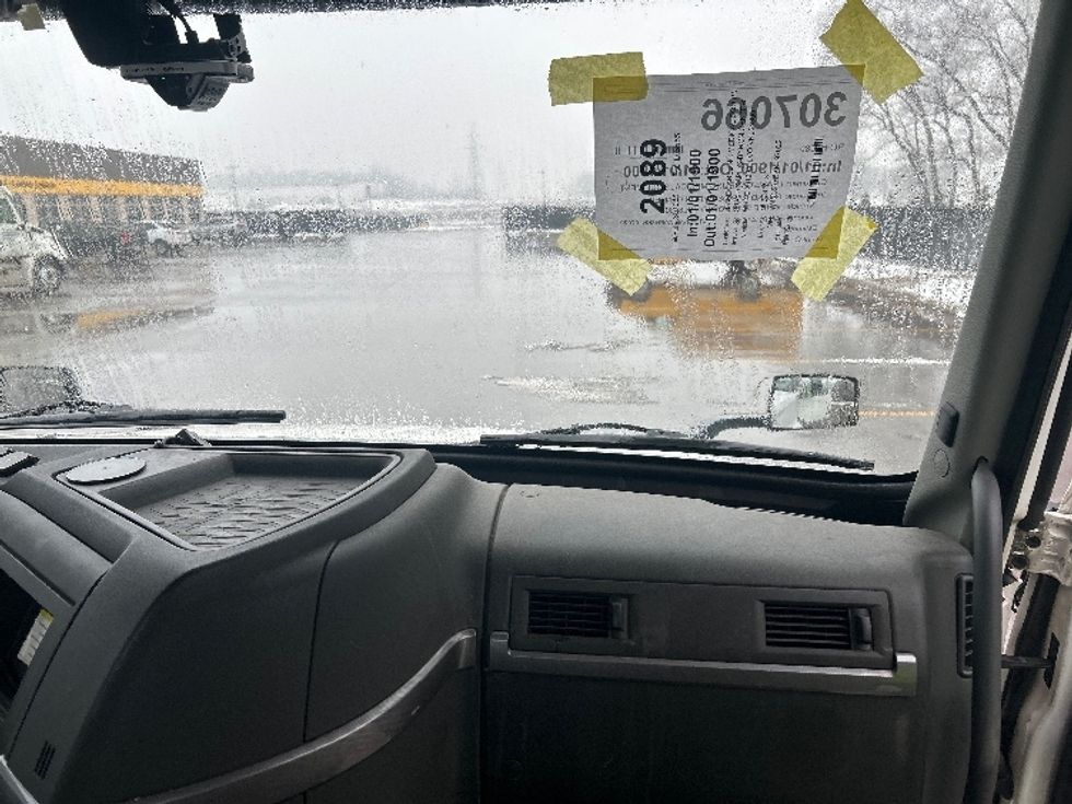 Day Cab Tractor-Heavy Duty Tractors-Volvo-2019-VNL64T300-Byron Center-MI-463,762\n\t\tmiles-$ 35,250 - Image 13