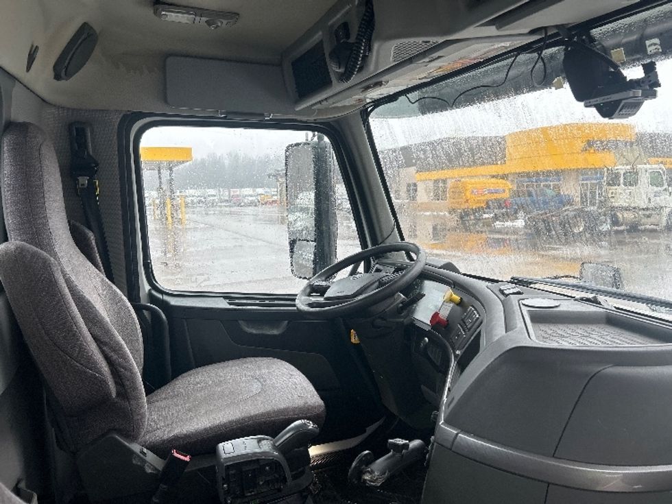 Day Cab Tractor-Heavy Duty Tractors-Volvo-2019-VNL64T300-Byron Center-MI-463,762\n\t\tmiles-$ 35,250 - Image 14