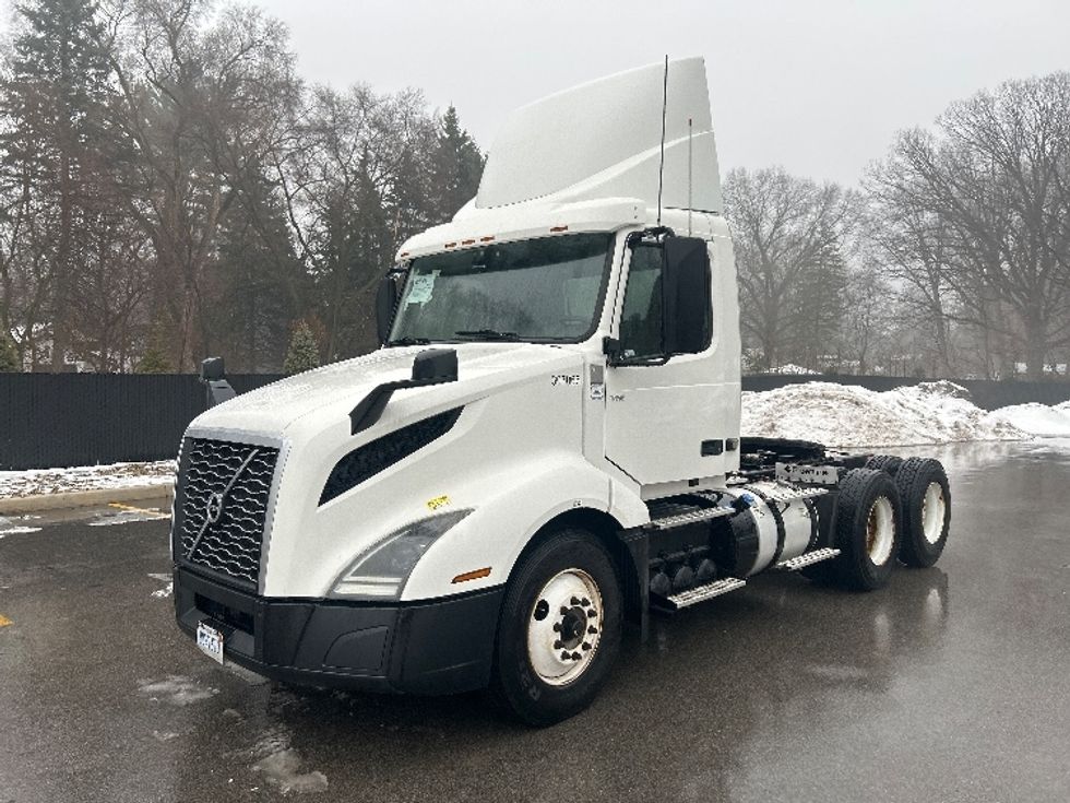 Day Cab Tractor-Heavy Duty Tractors-Volvo-2019-VNL64T300-Byron Center-MI-463,762\n\t\tmiles-$ 35,250 - Image 3