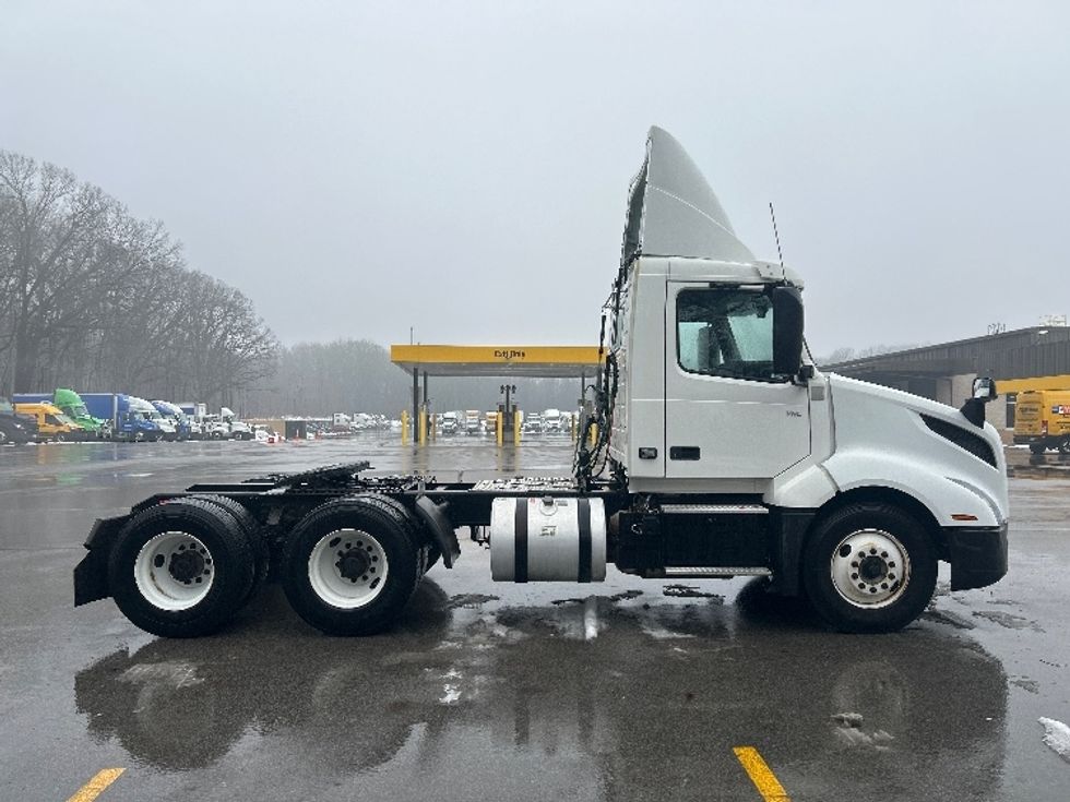 Day Cab Tractor-Heavy Duty Tractors-Volvo-2019-VNL64T300-Byron Center-MI-463,762\n\t\tmiles-$ 35,250 - Image 8