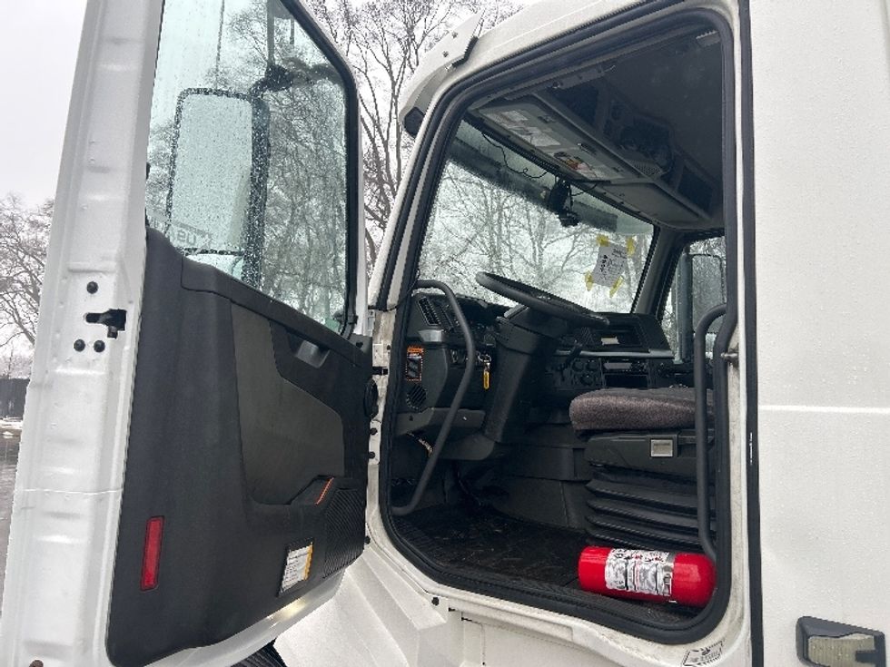 Day Cab Tractor-Heavy Duty Tractors-Volvo-2019-VNL64T300-Byron Center-MI-463,762\n\t\tmiles-$ 35,250 - Image 9