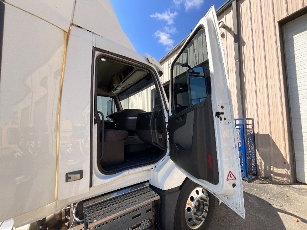 Day Cab Tractor-Heavy Duty Tractors-Volvo-2019-VNL64T300-Cambridge-ON-413,270\n\t\tkm-$ 48,500 - Image 12