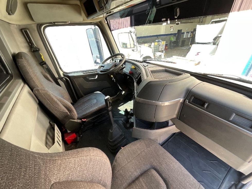 Day Cab Tractor-Heavy Duty Tractors-Volvo-2019-VNL64T300-Cambridge-ON-413,270\n\t\tkm-$ 48,500 - Image 14